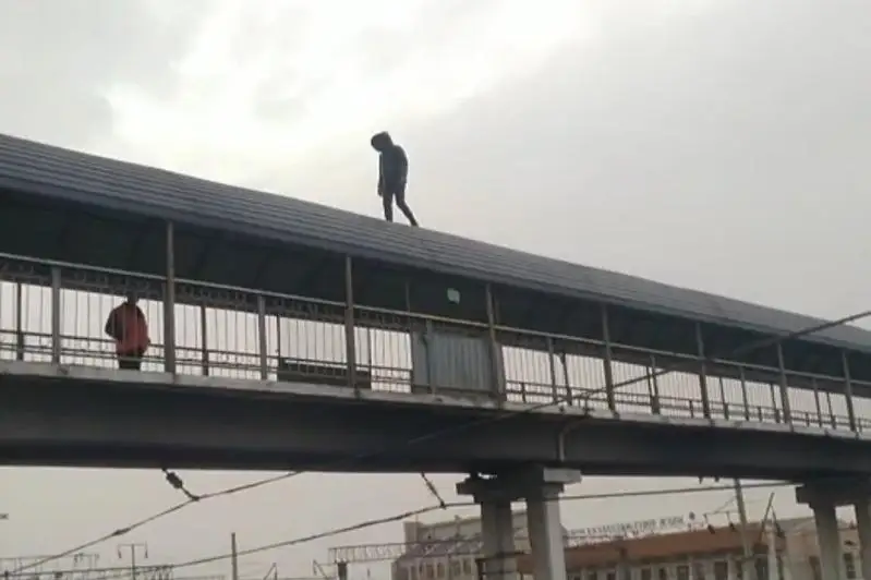 Полицейские спасли от прыжка с моста мужчину в Жамбылской области