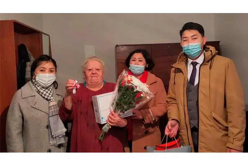 Двум одиноким пенсионеркам вручили ключи от квартир в Карагандинской области