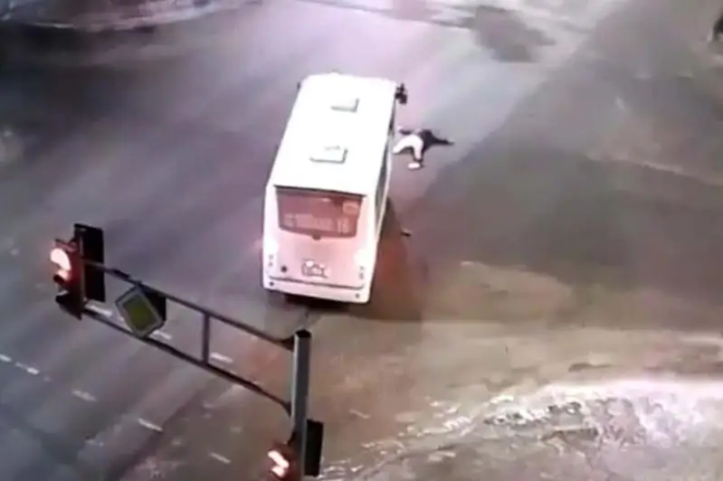 Два пешехода попали под колеса автобуса в Петропавловске