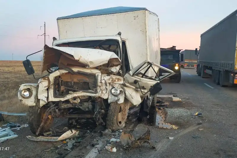 Внедорожник столкнулся с грузовиком в Актюбинской области - погибла женщина-водитель