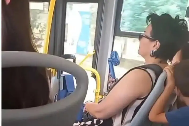 Пассажира с ручным вентилятором в автобусе Алматы обсуждают в сети