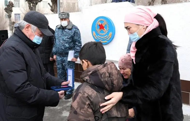 Семье жамбылского полицейского Рахата Сланбекова вручили ключи от квартиры