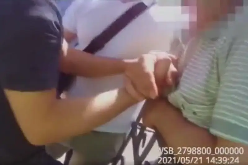 Вывих сустава руки получил мужчина, спасая астанчанина от прыжка с моста