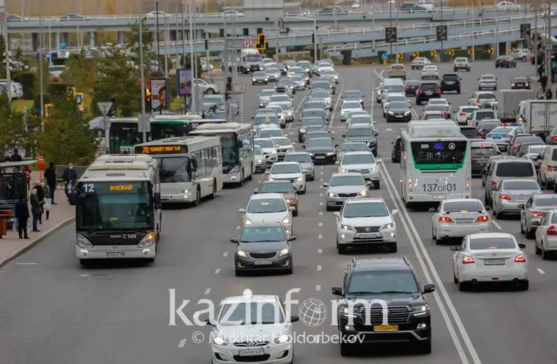 Девять водителей автобусов лишили прав за выезд на встречную полосу в Нур-Султане