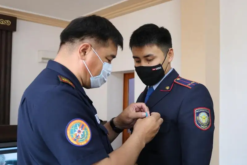 За спасение ребенка от пожара наградили двух карагандинцев