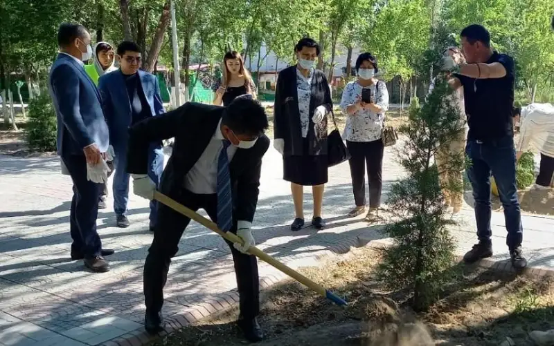Врачи-ветераны посадили деревья в новом парке здоровья в Таразе