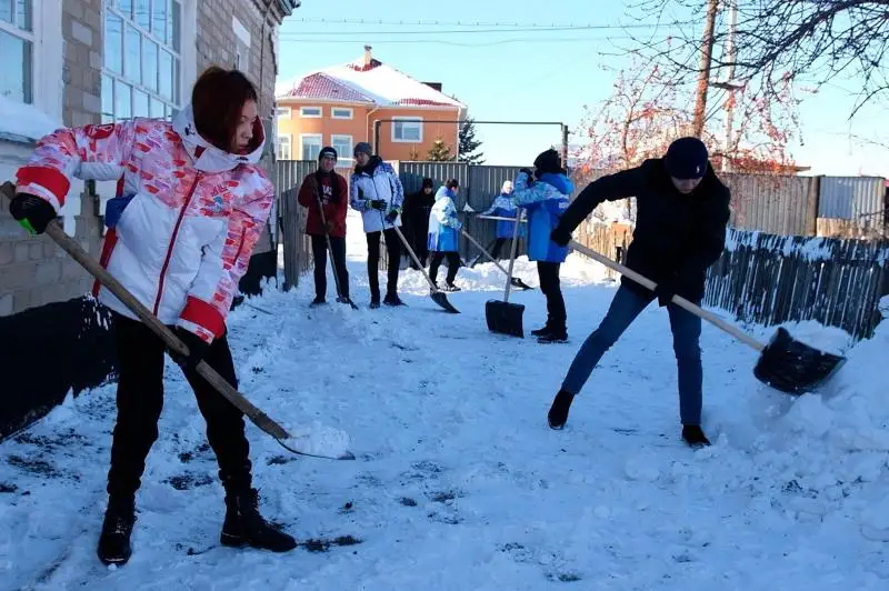 Столичные волонтеры помогли очистить от снега дома одиноких пенсионеров