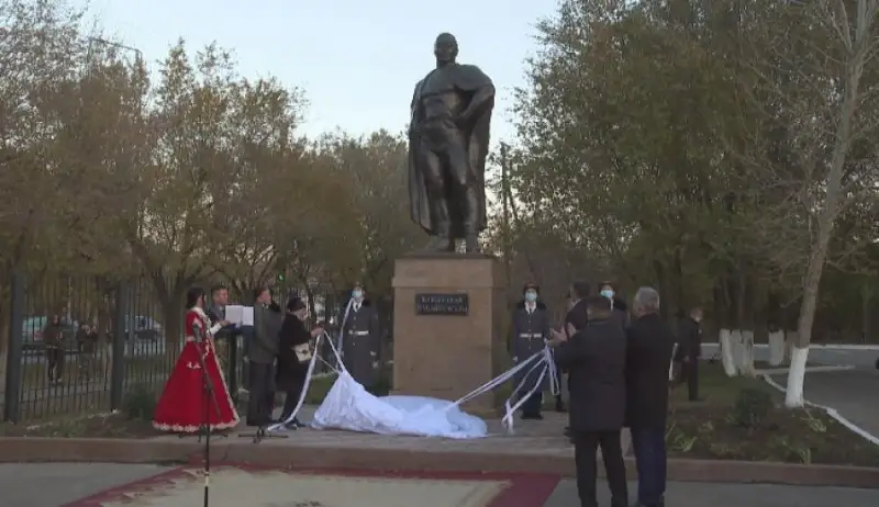 Памятник Кажимукану Мунайтпасову открыли в Нур-Султане
