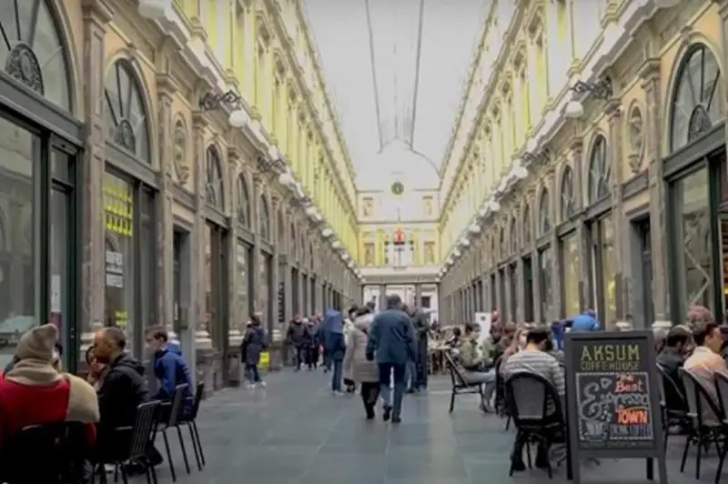 В Брюсселе открылись кафе, а в Греции — пляжи