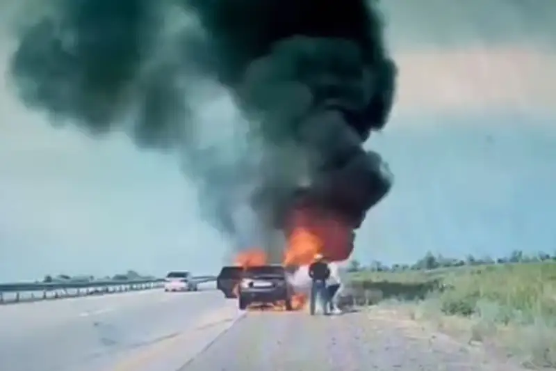 Trassada janyp ketken eki áıelge kómektespek bolǵan kýáger vıdeo jarııalady