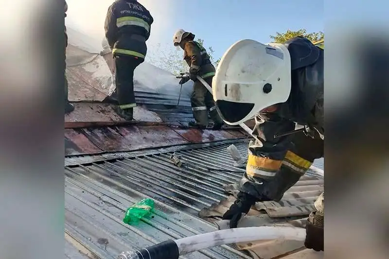 В Таразе пожар охватил дом и две автомашины