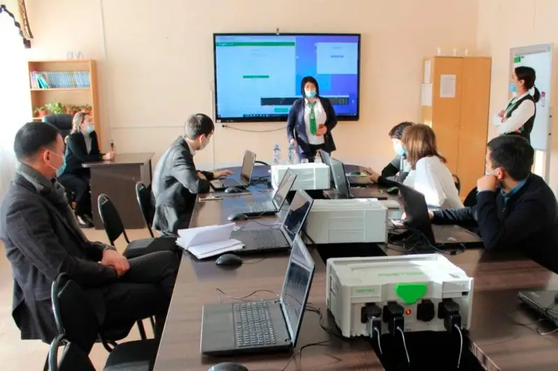 Aqmolalyq oqýshylar elektrondy memlekettik qyzmetterdi alýǵa úırenedi