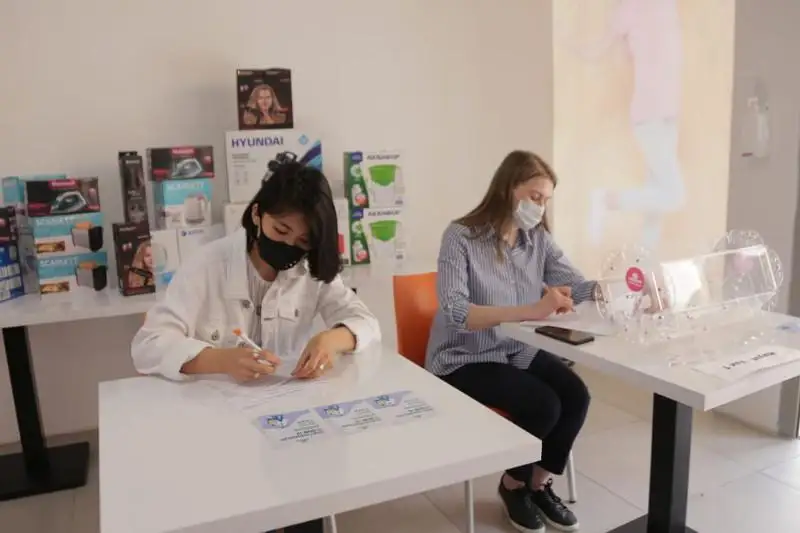 Призы среди вакцинировавшихся разыграли в столичном ТРЦ