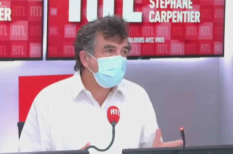 Мы не сможем взять пандемию под контроль, если не будет вакцинировано 95% - французский эпидемиолог