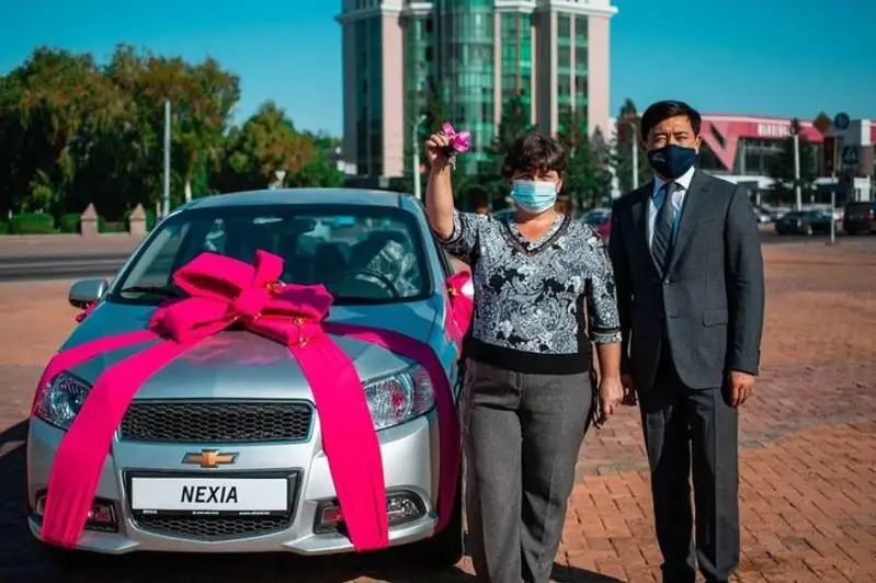 Школьный вахтер выиграла авто в лотерею для вакцинированных в Усть-Каменогорске