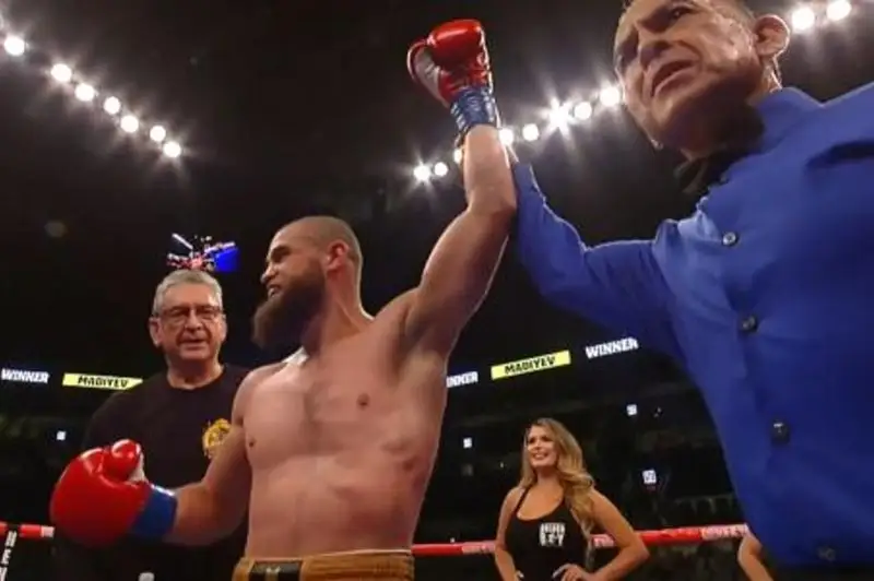 Казахстанец Руслан Мадиев  победил мексиканского нокаутера в США