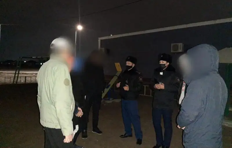 Atyraýda jyl basynan beri túnimen qydyrǵan 1500 jasóspirim ustaldy