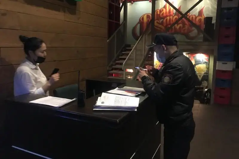 Около 250 посетителей находилось в столичном баре одновременно