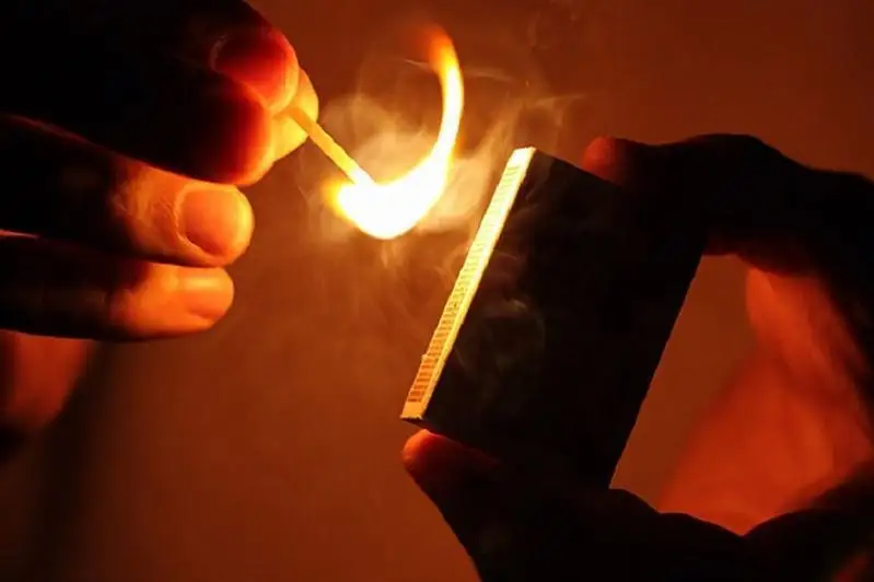 В Экибастузе мужчина облил бензином себя и бывшую сожительницу