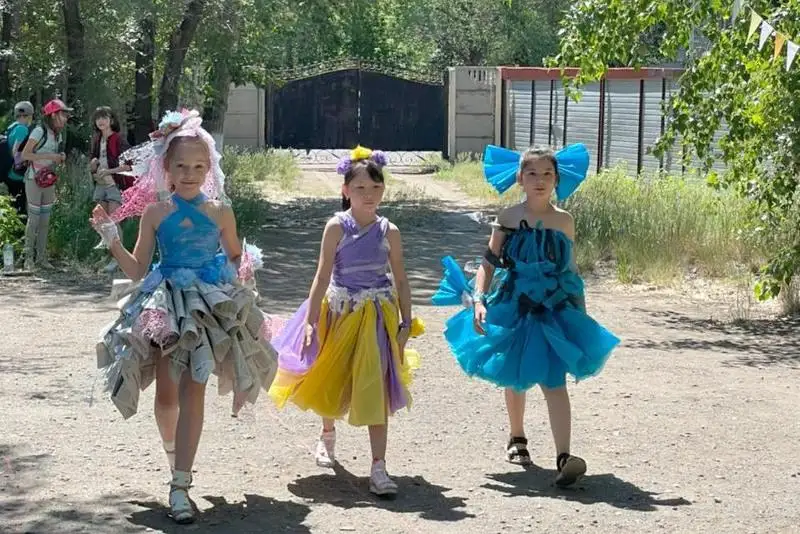 Павлодарские школьники мастерили одежду из «мусора»