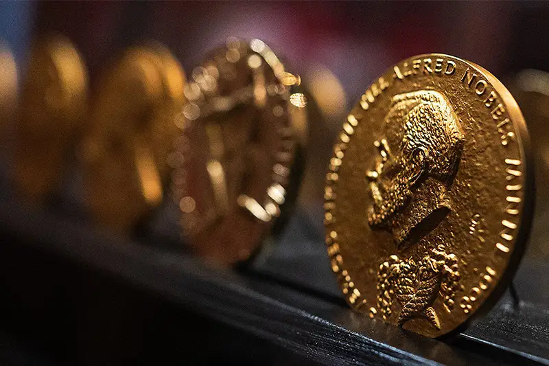 Нобелевскую премию по физике присудили трем ученым