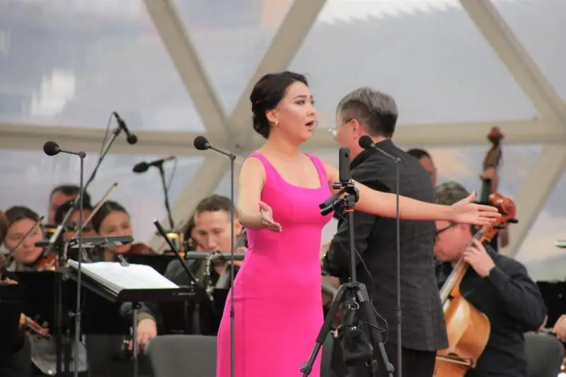 Именитые артисты из пяти стран выступили в столичном Амфитеатре в День столицы