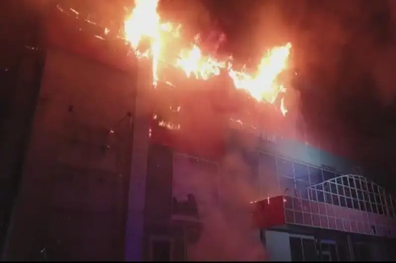Трехэтажное здание загорелось в центре Алматы