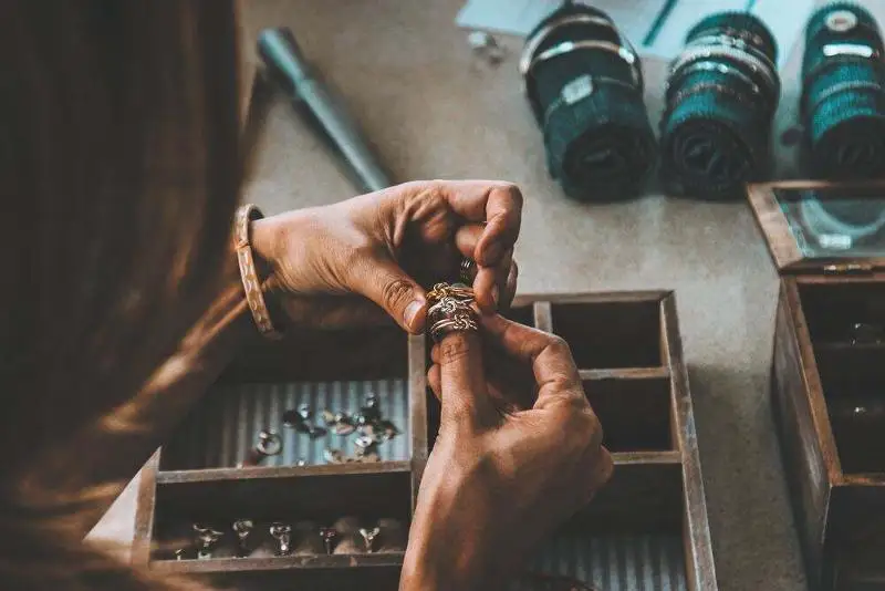 6,5 млн тенге присвоили сотрудницы ломбарда в Павлодаре