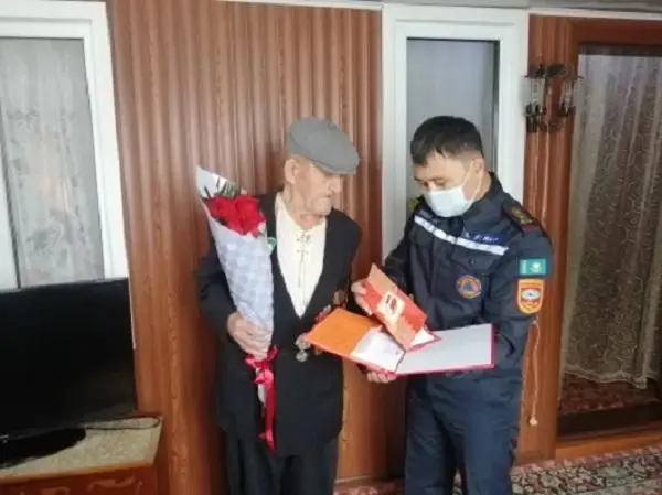 C 90-летием поздравили ветерана противопожарной службы Караганды