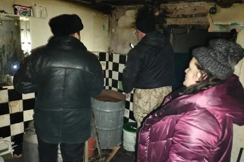 Aqmolalyq polıtseıler kópbalaly otbasyn órtten aman alyp qaldy