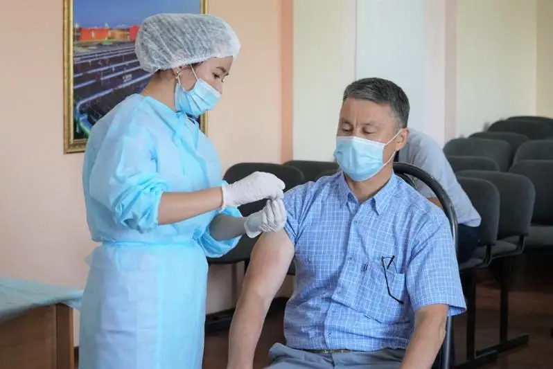 Вопрос принуждения к вакцинации работодателями прокомментировал Даурен Абаев