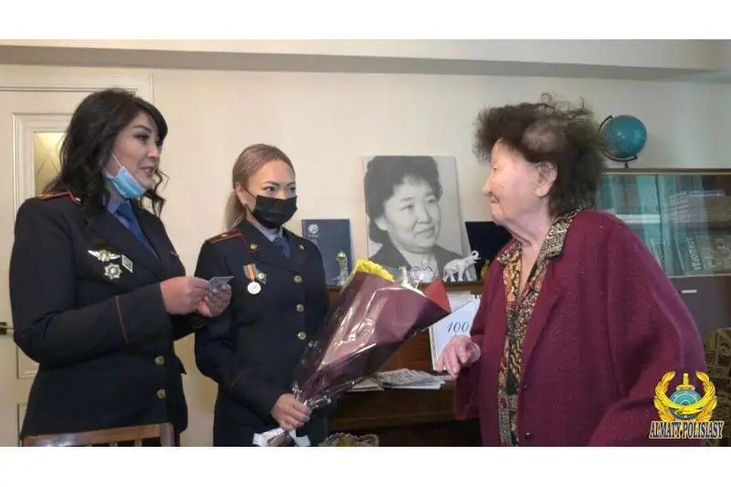 Almatyda 100 jastaǵy ájeıge jańa jeke kýálik tabys etildi