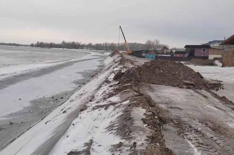 Semeıde Ertis ózeniniń jaǵalaýyn bekitip jatyr