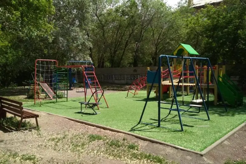 Проверить все детские площадки во дворах домов поручил аким Карагандинской области