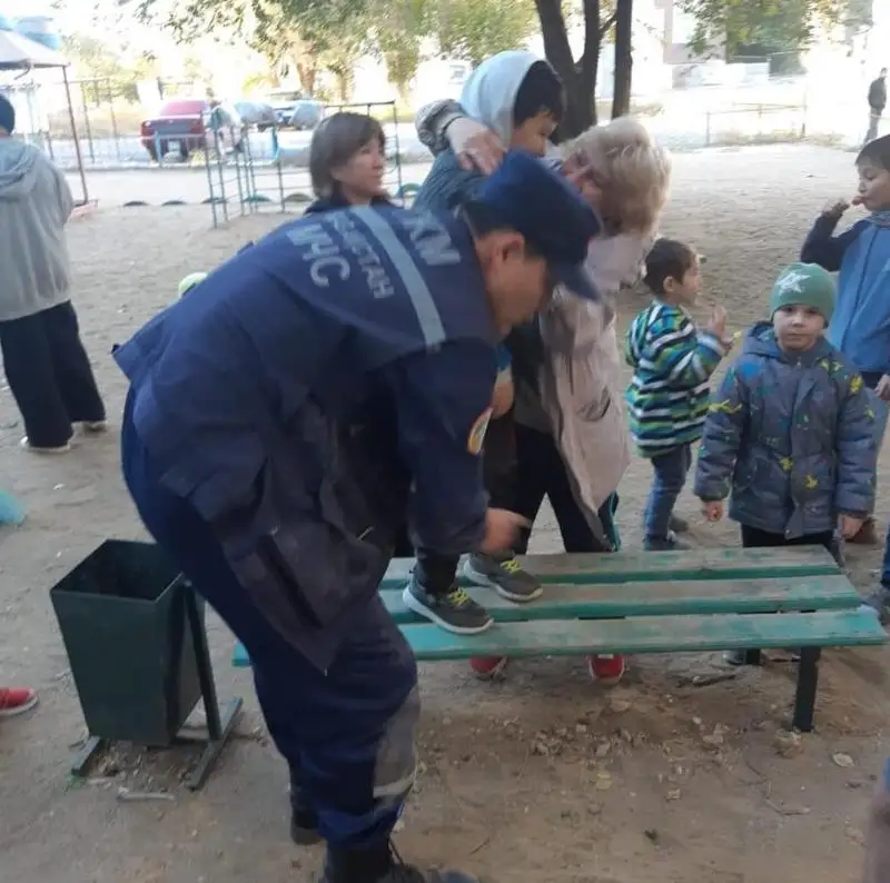 В Актобе 10-летний мальчик упал в яму и был спасен