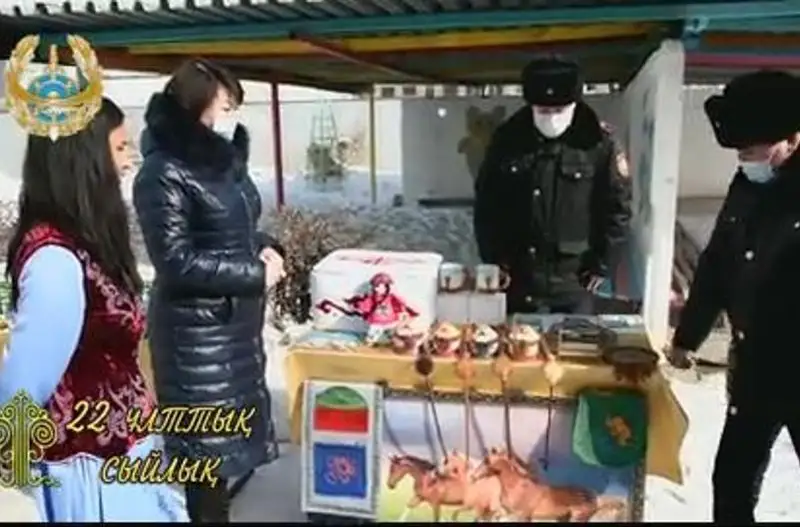 Temirtaý polıtseıleri arnaıy mekemelerdegi balalarǵa syılyq jasady