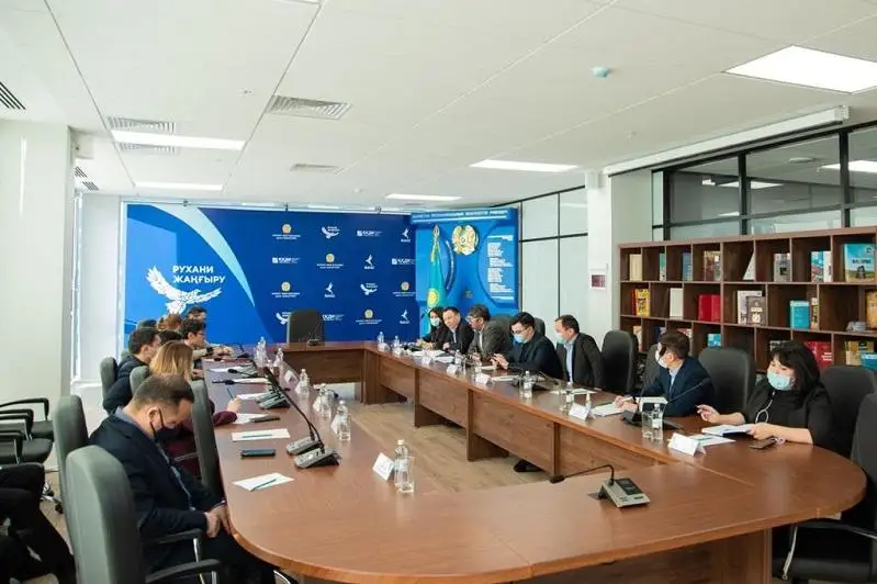 Формирование новой политической культуры обсудили в экспертном клубе «SARAP»