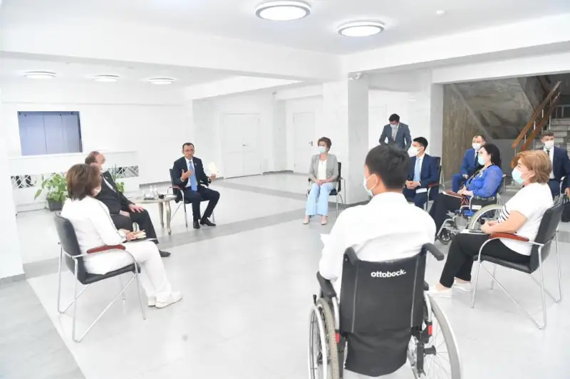 Máýlen Áshimbaev áleýmettik kásipkerlikti qoldaıtyn zańnyń basymdyqtary týraly aıtty