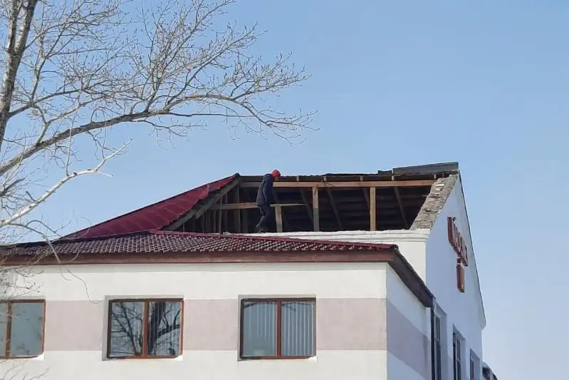 Непогода в Акмолинской области: ветром сорвало кровлю  еще с одного здания