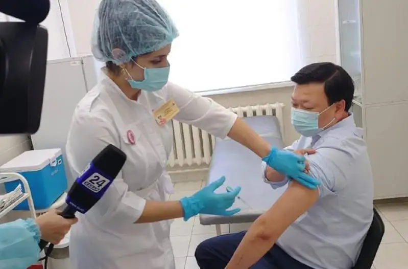 Алексей Цой привился казахстанской вакциной от коронавируса