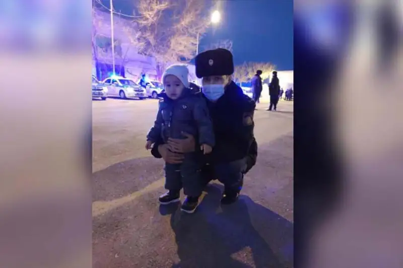 Мангистауские полицейские подарили малышу новогоднее чудо