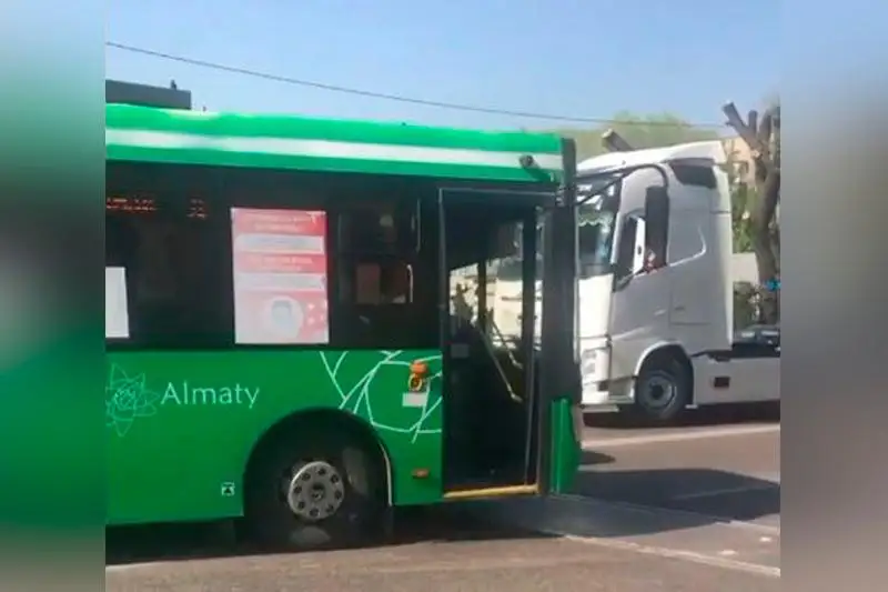Автобус столкнулся с тепловозом в Алматы