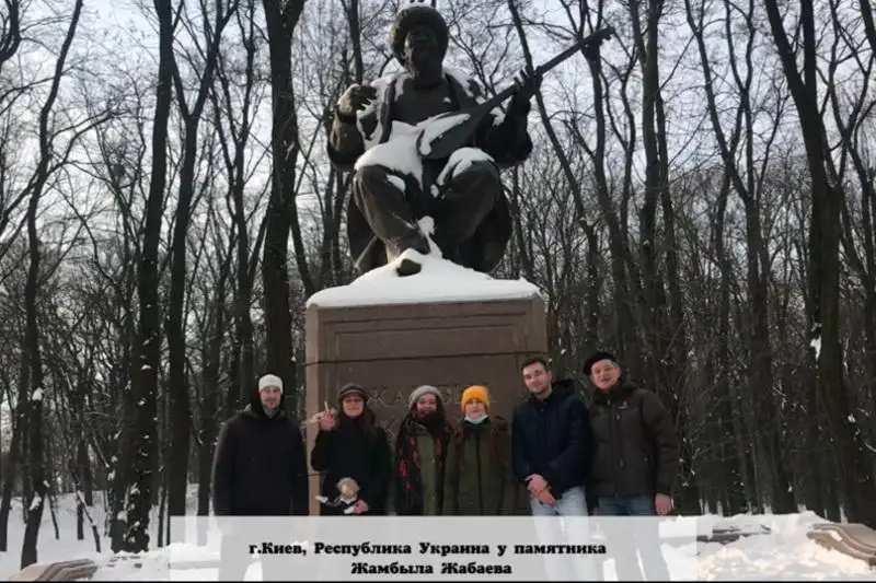 Казахстанцев поздравляют со 175-летием великого акына Жамбыла