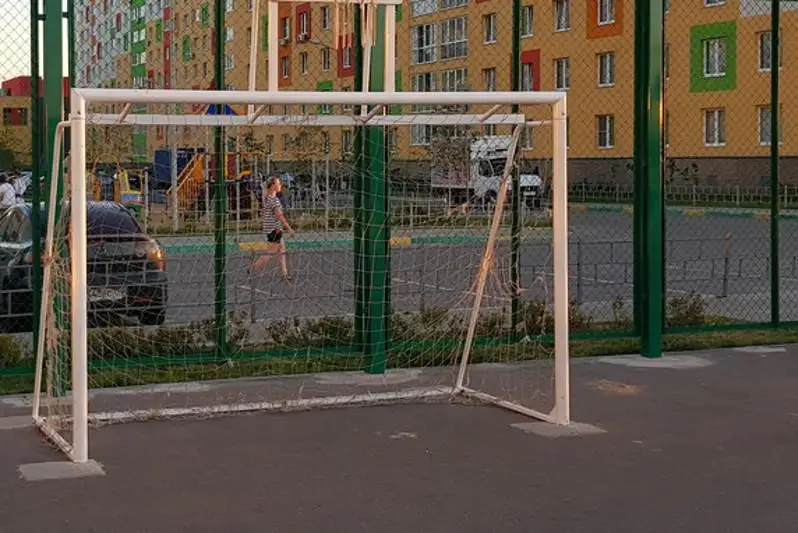 Ворота упали на мальчика в Алматы: полиция завела дело