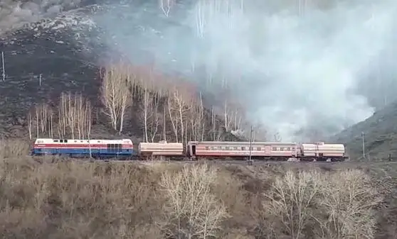 Поезд привлекли к тушению пожара на берегу Иртыша в Усть-Каменогорске