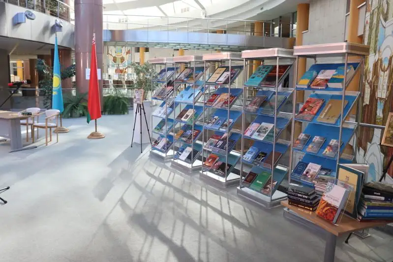 300 томов литературных изданий передал Казахстан главной библиотеке Беларуси