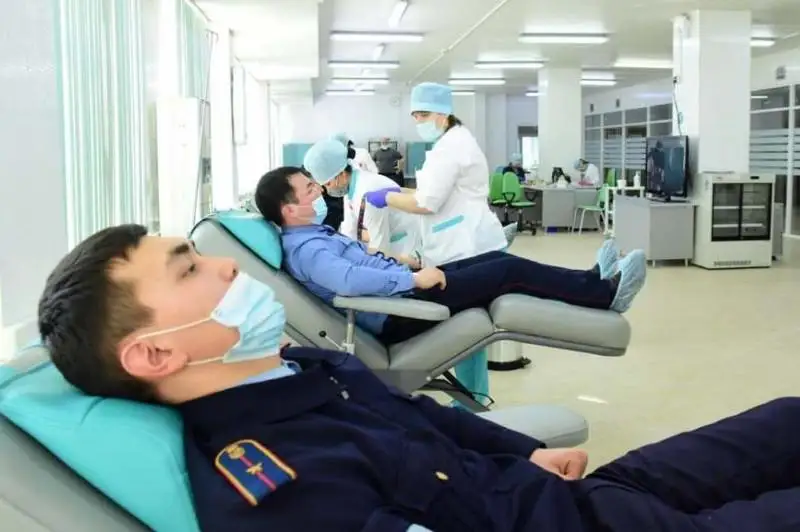 Карагандинские полицейские приняли участие в акции по сдаче крови