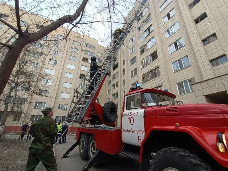Пожар в 9-этажном жилом доме произошел в Караганде
