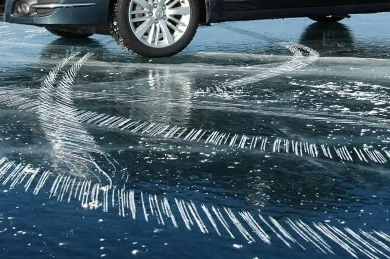 Гонки на льду: пьяный водитель едва не сбил рыбаков на Капшагае