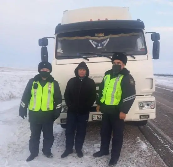 Акмолинские полицейские помогли водителю и пассажиру сломавшейся на трассе фуры